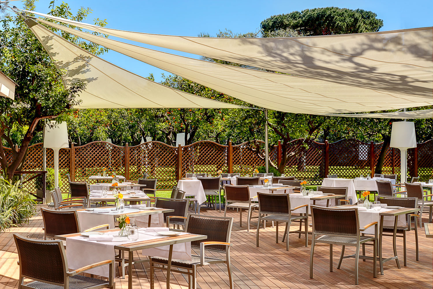 L'Orangerie, open-air restaurant and poolside bar in Sorrento
